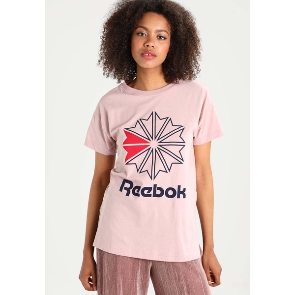 Reebok Classic T-shirt z nadrukiem shell pink RE021D00A