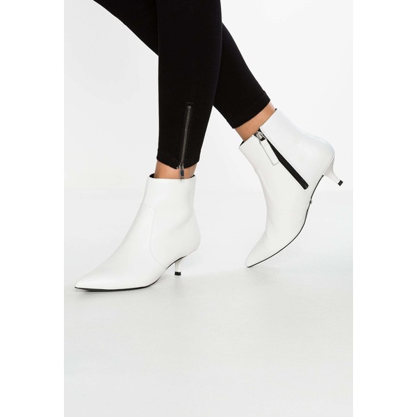 Topshop ABBA POINTED Ankle boot white TP711N06A