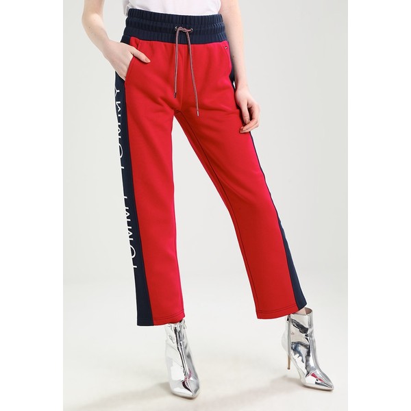 Tommy Jeans STRAIGHT LEG Spodnie treningowe persian red TOB21A000