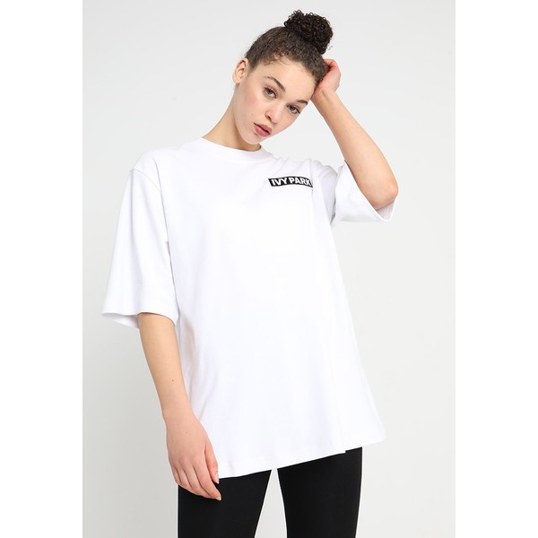 Ivy Park BADGE LOGO TEE T-shirt z nadrukiem white IV221D03I
