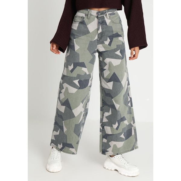 Topshop GEO CAMO WIDE Jeansy Relaxed Fit multi TP721N0AQ