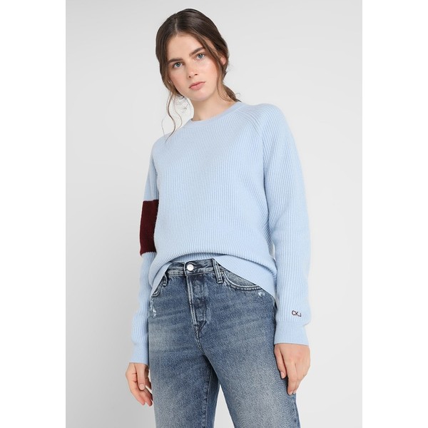 Calvin Klein Jeans COLOUR BLOCK SLEEVE CREW NECK Sweter chambray blue/tawny port C1821I01Z