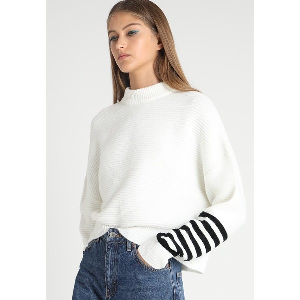 TWINTIP Sweter off white TW421I018