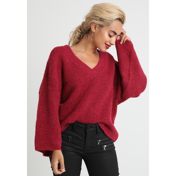 Selected Femme Petite SLFPERI V NECK Sweter beet red SEL21I004