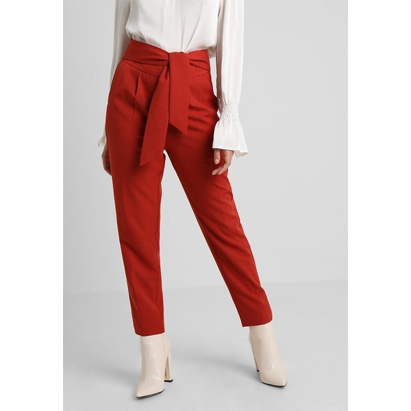Fashion Union Petite MISON BELTED TAPERED TROUSER WITH TIE FRONT Spodnie materiałowe rust FAE21A00G