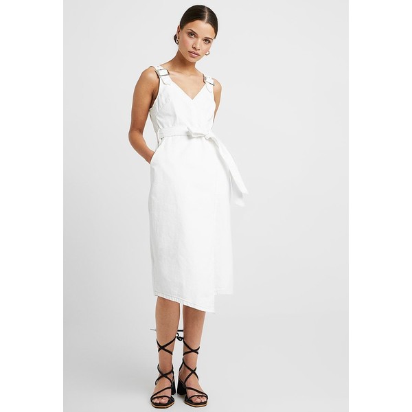 Topshop Petite MIDI BUCKLE BELTED DRESS Sukienka jeansowa white TQ021C01Q